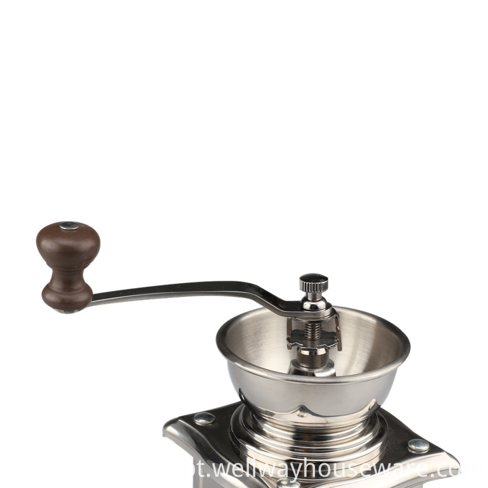 Com um punho de madeira With A Wooden Handle